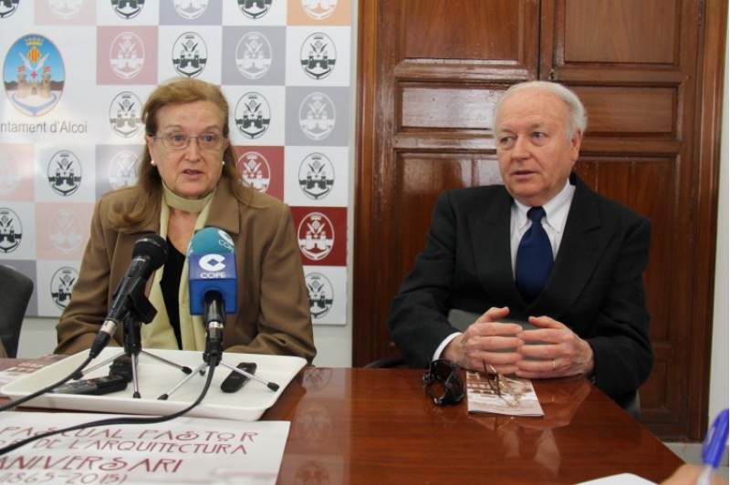 Els néts de Vicent Pascual, Elena i Enrique han participat en la presentació del programa d'activitats. / SG