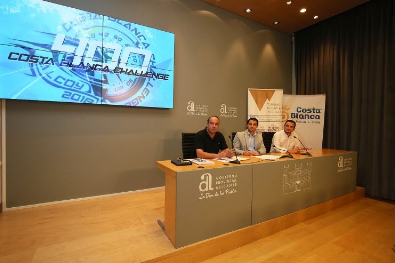 L'organitzador, Luis Miguel Verdú, a la dreta de la imatge. El diputat Eduardo Dolón en mig, i a la esquerra Jordi Linares, president de l'Associació Alicante Turismo Interior