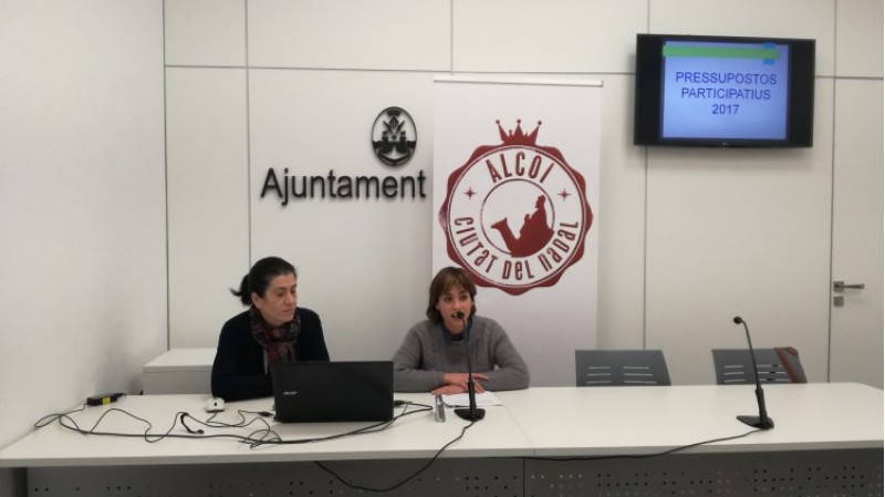 La regidora Maria Baca, i la responsable del departament de participació. Emi Guillem, presenten el resultat de les votacions dels pressupostos participatius/AM