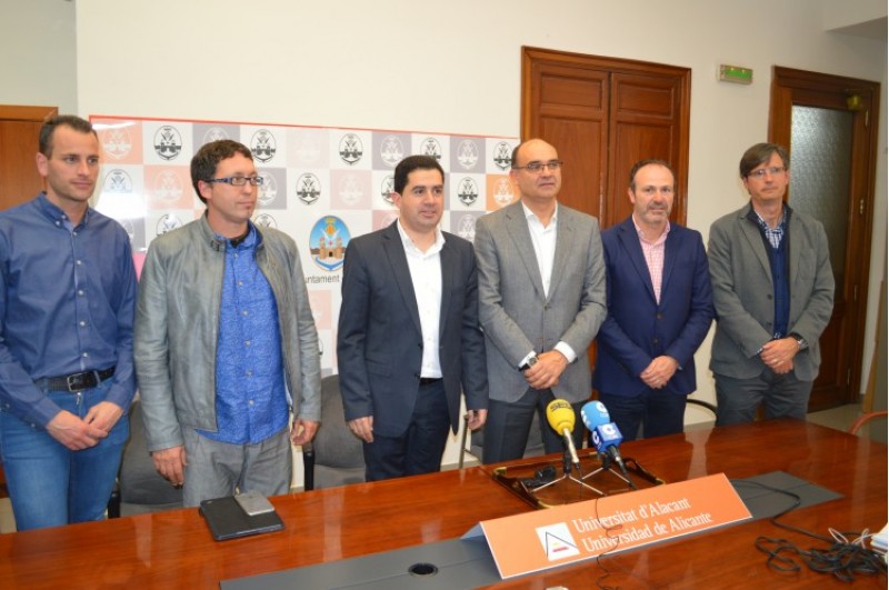 Alberto Belda, Manuel Palomar, Toni Francés i representants de la UA / R. Lledó