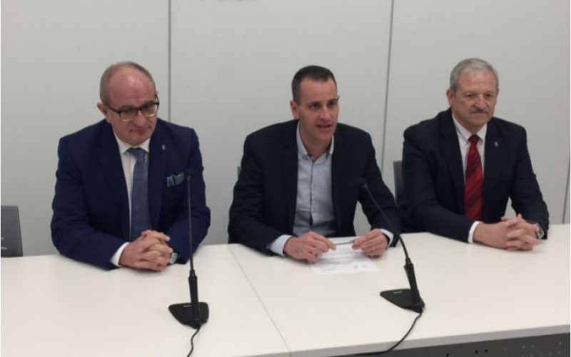 Carmelo Paniagua, Alberto Belda i Salvador Català anuncien el campionat de patinatge a Alcoi / R. Lledó