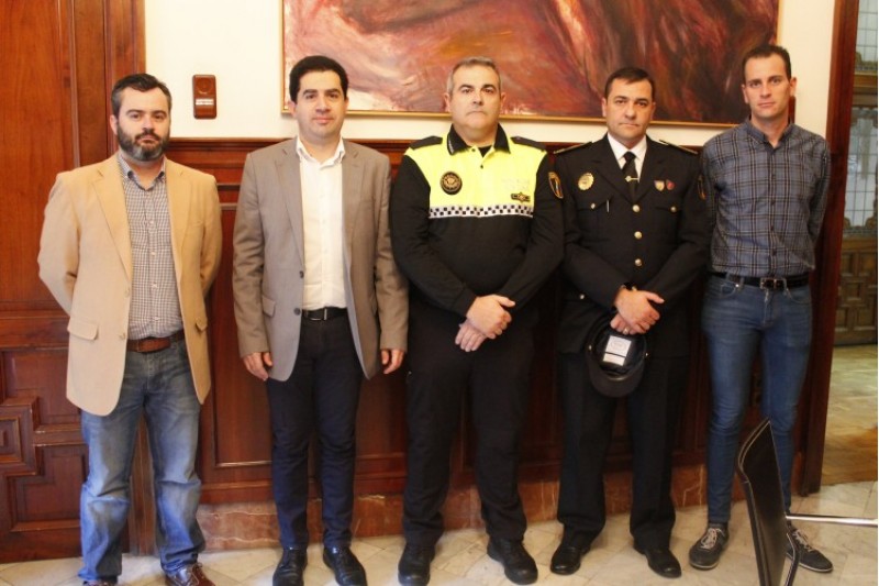 El nou intendent principal, David Enrique Lerma; amb l'alcalde, el regidor de seguretat i l'intendent de la policia Carlos Martín/Aj