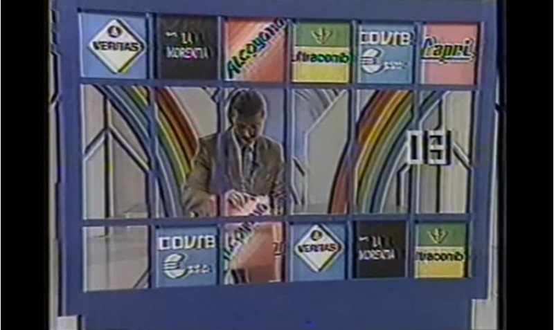 Una imatge del programa de Berugo Carámbula. El logo d'Alcoyana és el tercer per la dreta
