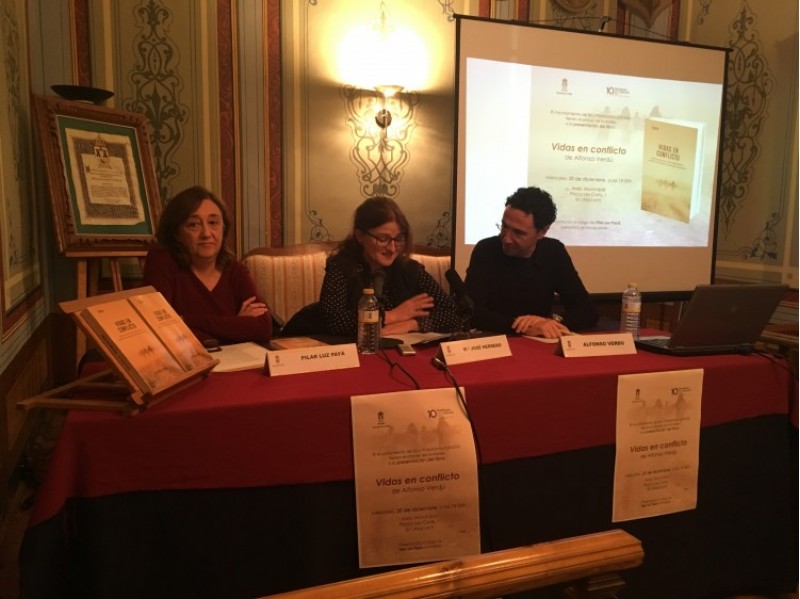 Alfonso Verdú durant la presentació a l'Arxiu Municipal d'Ibi / Raül Pina
