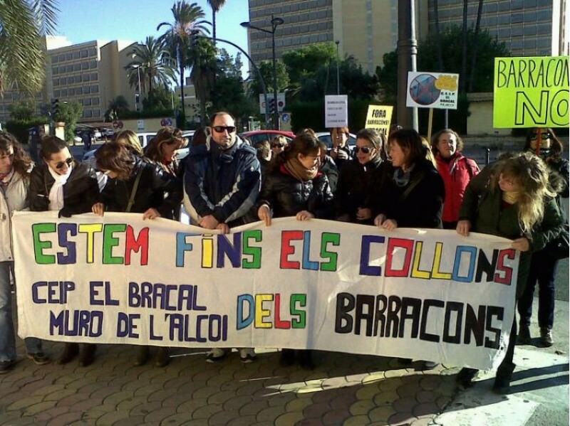 Una comitiva de pares i mares s'ha traslladat a València per protestar front la Conselleria./ AM