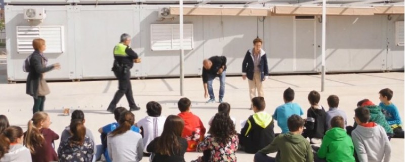 Els alumnes d'El Bracal aprenen a llançar correctament els coets / R. Lledó