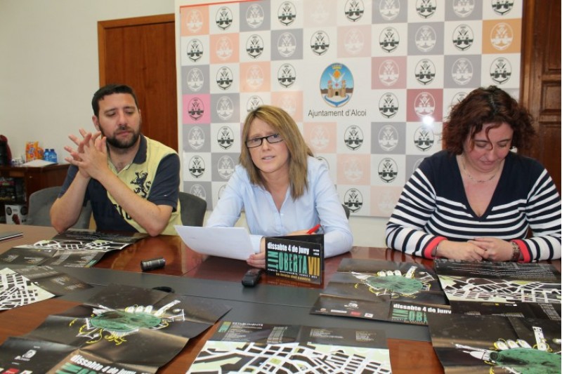 La regidora de Comerç Vanessa Moltó acompanyada per Àlex Cerradelo i Ana Mª Mateos./ AM