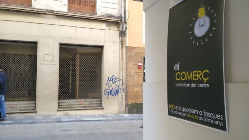 Un dels cartells de la protesta, just enfront d'un local tancat al centre/AM