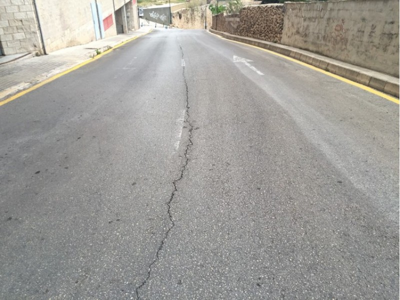 Apareix una foradada i un clavill al costat del Centre Comercial Alzamora 