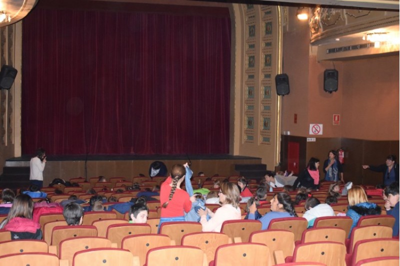 A la primera obra de la Mostra de Teatre han acudit alumnes de Sant Roc, Horta Major i del col·legi Tomás Llácer. 