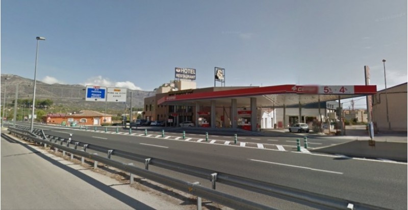 Dos homes armats van atracar la gasolinera de l'entrada de Muro./ AM