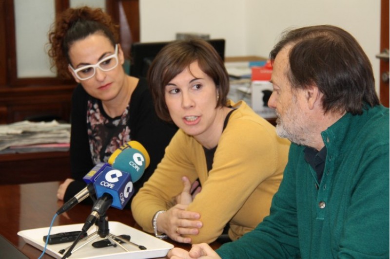 Dos de les responsables de l'Aula PI  i Manolo Gomicia en la presentació del projecte. / SG