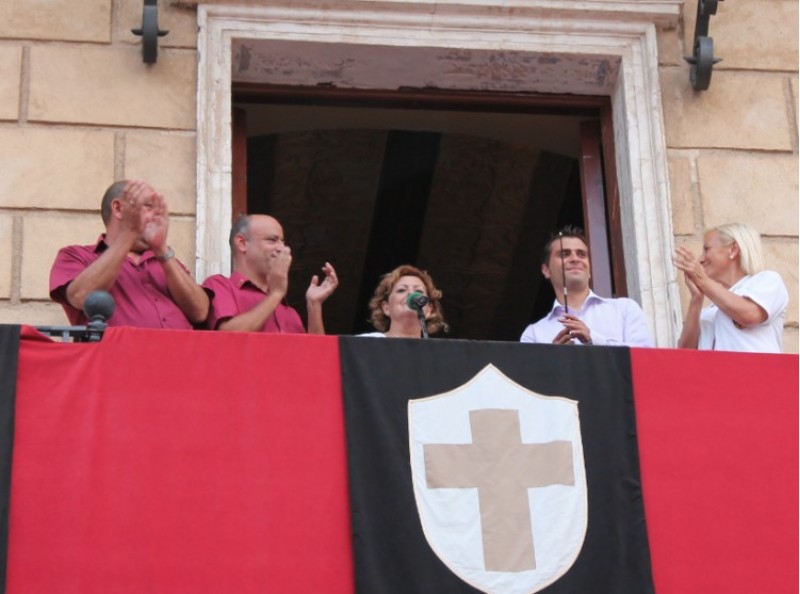 Bernardo Molina Mur rebent la batuta de mans de Pepa Prats./ LV