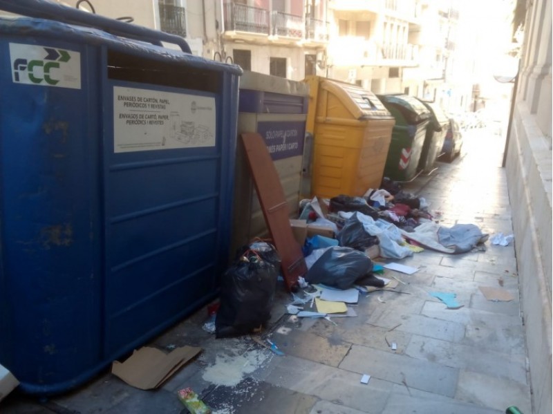 Brossa als contenidors. Imatge facilitada per Ciutadans Alcoi