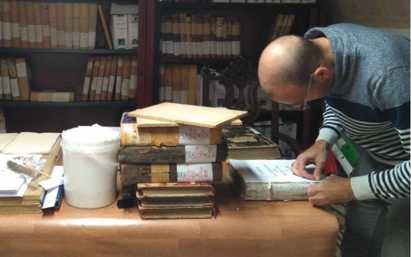 La restauració dels llibres es duu a terme en el Jutjat de Pau