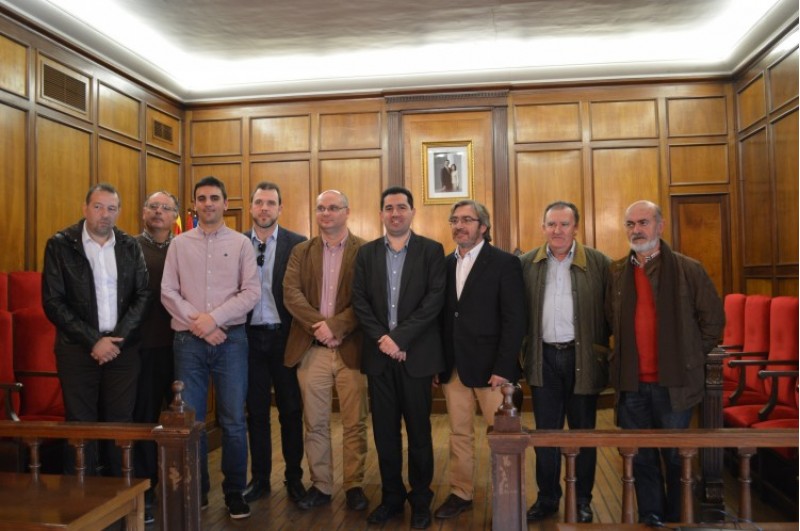 Representants dels municipis que han signat, juntament amb el Diputat Províncial de Medi Ambient, Javier Sendra / R. Lledó 