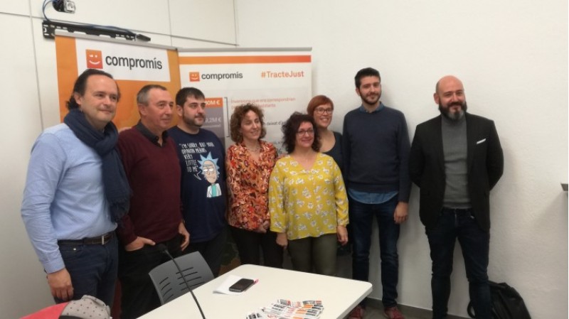 Joan Baldoví, Àguda Mico i Júlia Company, amb altres membres de Compromís Alcoi