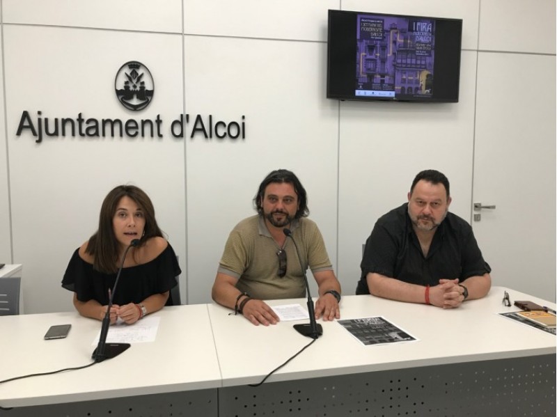 La regidora Lorena Zamorano amb Joel García, historiador, i Rafael Sempere, president del grup de Danses Carrascal / Ajuntament d'Alcoi