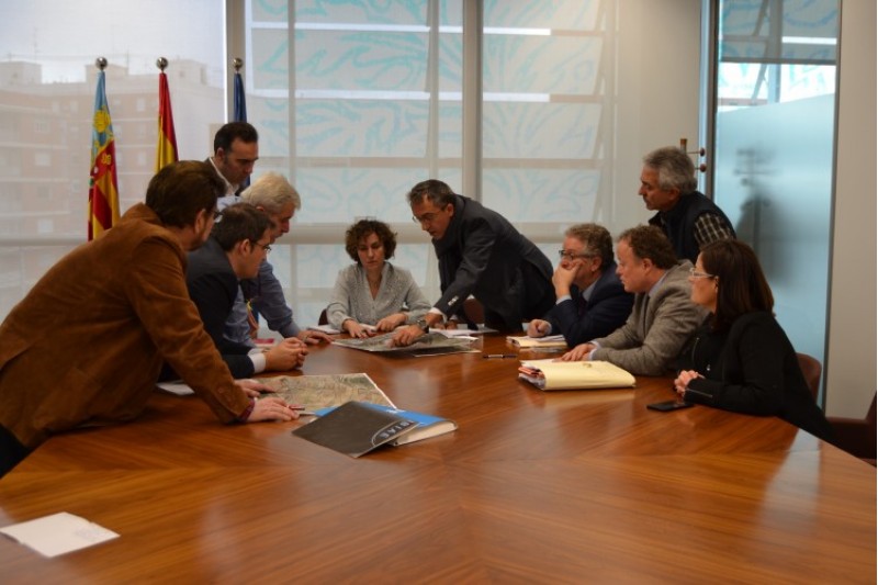 La directora general d'indústria Júlia Company, amb els empresaris de la Foia de Castalla/GVA