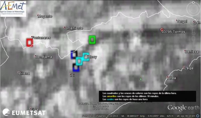 Llamps (en blau) que han caigut prop de l'incendi / AEMET