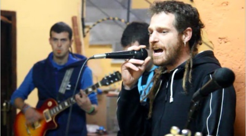 El cantant de Derrumbe, Masero, durant la interpretació del tema Alegria en el local d'assaig del grup. / SG