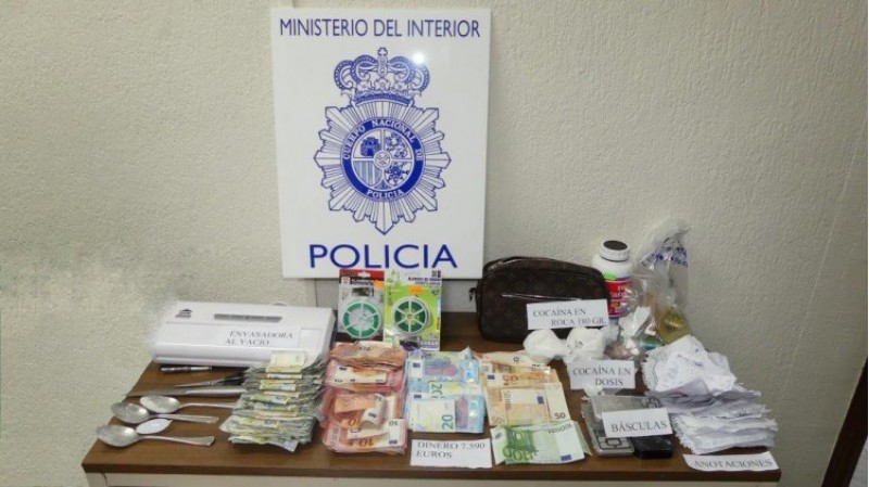 La droga, diners i materials confiscats en l'actuació a Alcoi