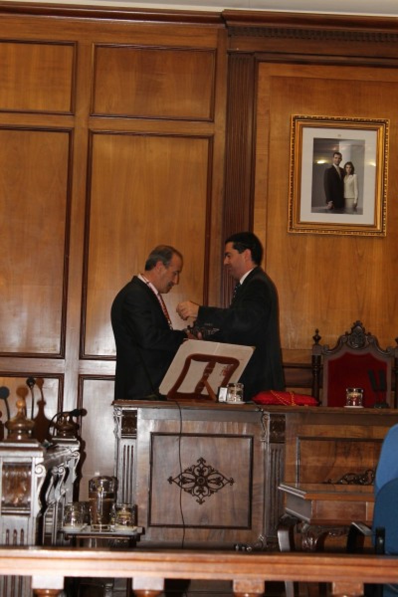 Mario Pons, Vicent Serra i Santi Botella prenen possessió de les actes de regidor a Alcoi. Pons se'n va al grup dels trànsfugues