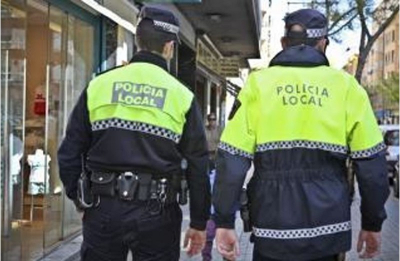 Dos agents de la policia local, a l'Alameda/PL