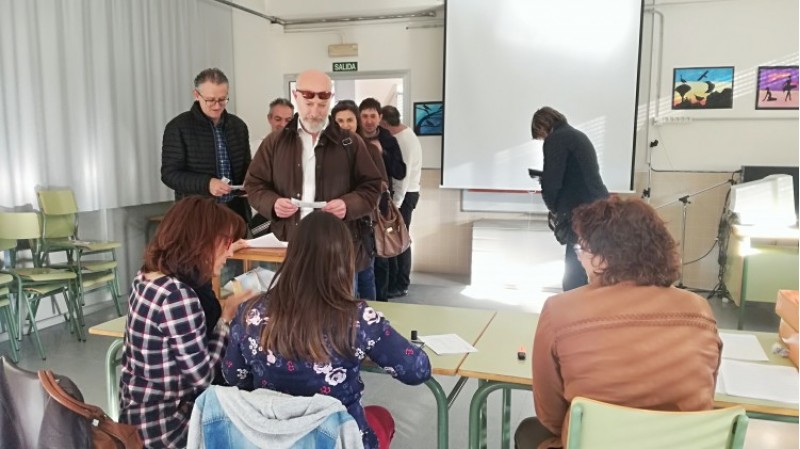 Dia ade votacions als col·legis. Els pares trien la jornada per al pròxim curs escolar