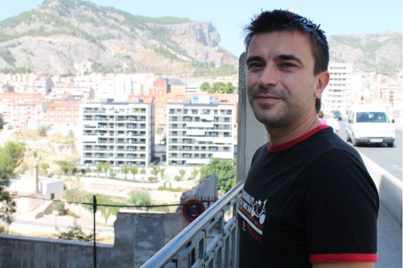 Diego Fernández amb l'Estambrera com a fons./ LV