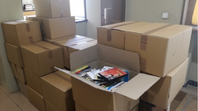 Més de 30 caixes amb DVDs s'incorporen al catàleg de pel·licules de la Biblioteca Municipal d'Alcoi