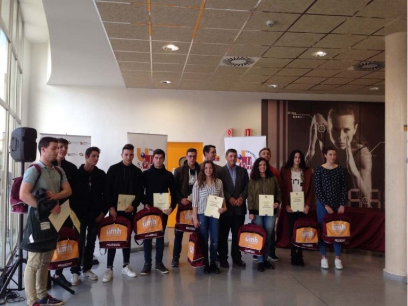 Malena Matarredona, al centre de la imatge amb una brusa de ratlles; i Daniel Bodí, just darrer d'ella, amb tots els becats per la UMH - Promeses Esportives /IES Andreu Sempere