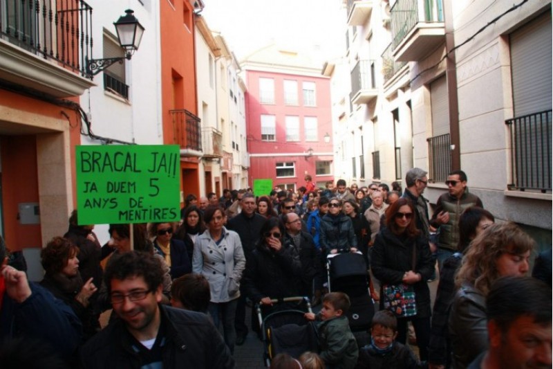 La comitiva va recórrer els carrers principals del poble de Muro./ AM