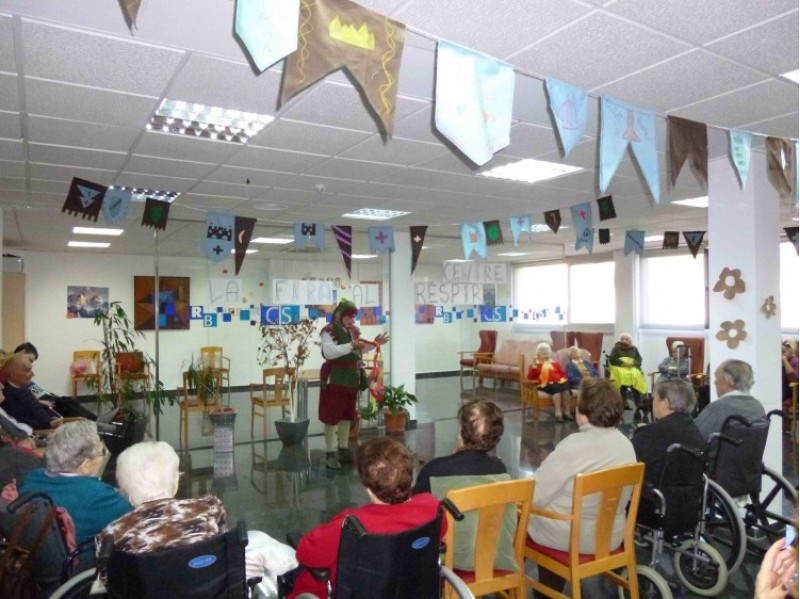 Un personatge de la Fira va estar al Centre de Respir amb els majors./ AM