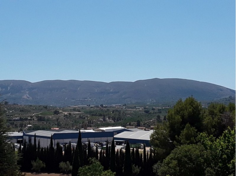 Vista parcial de les muntanyes d'El Comtat, amb Alcosser i Benimarfull al fons/AM