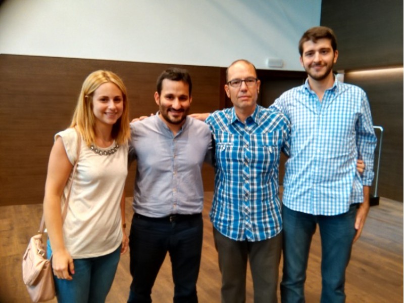 Membres del Col·lectiu-Compromís amb el Conseller d'Educació Vicent Marzà./ AM