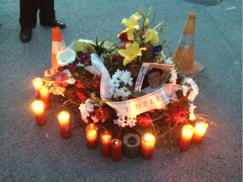 Flors i ciris s'han col·locat durant tot el dia a la plaça de Planes, lloc dels fets./ AM