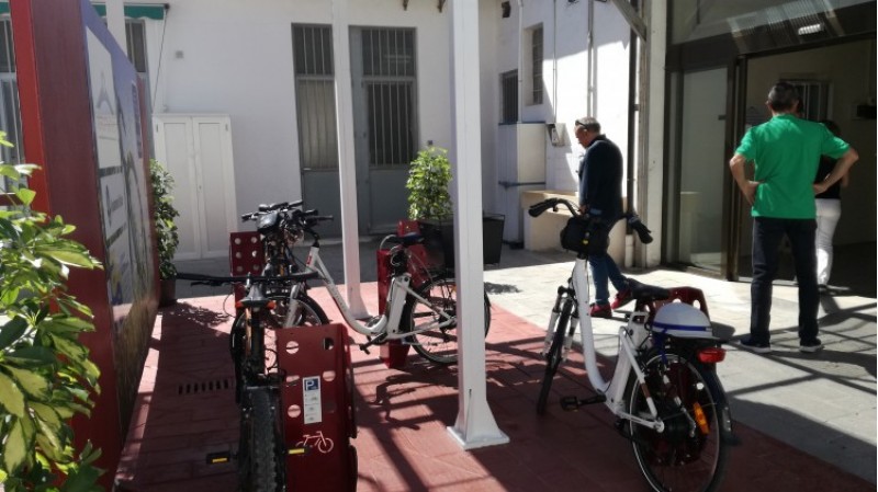 El Mercat de Sant Roc et facilita l'aparcament si vas a comprar en bici