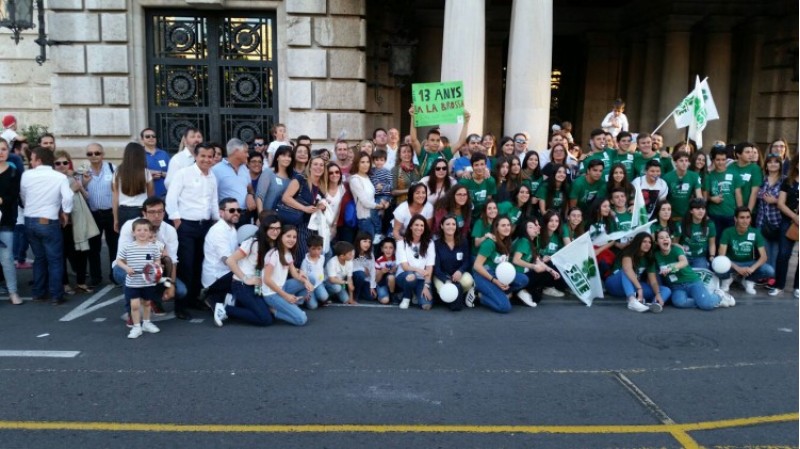 Alumnes, pares i professors de la Salle; amb membres del PP, en la manifestació a favor de l'educació concertada