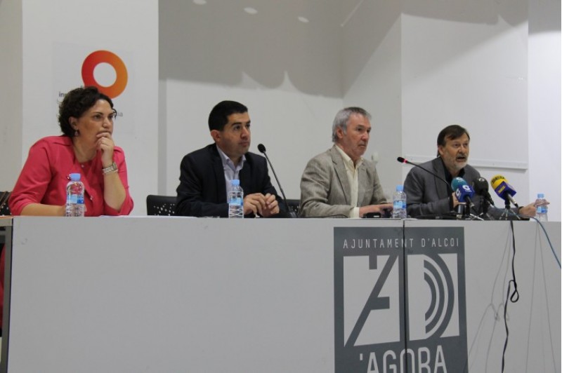 A l'acte han acudit Patricia Blanquer, Toni Francés, Juan Antonio Gisbert i Manolo Gomicia. / SG