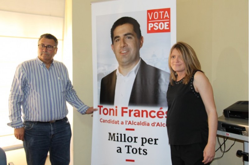 Miguel Juan Reig i Vanessa Moltó amb el cartell de la campanya electoral del PSOE Alcoi. / SG