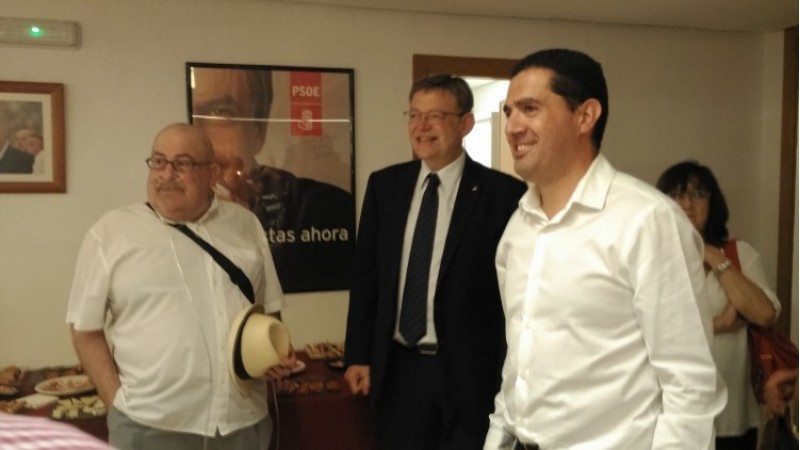 Imatge d'arxiu de Toni Francés amb el president Ximo Puig en la seu dels socialistes alcoians