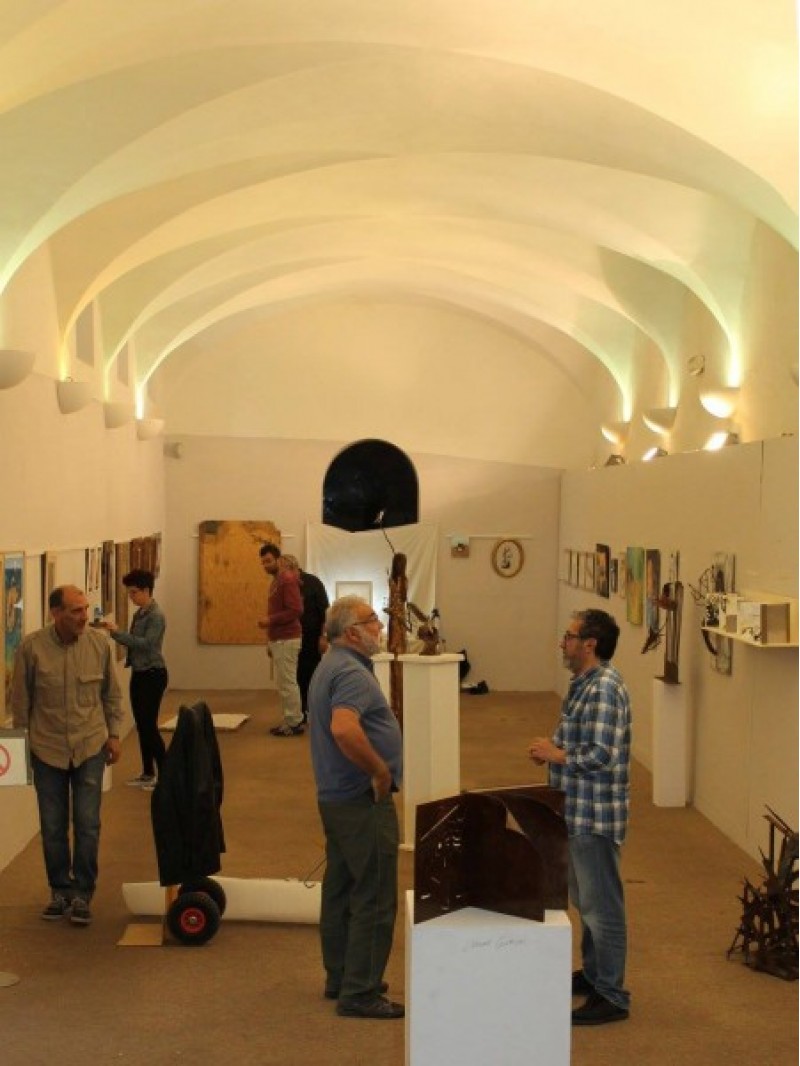 Alguns dels artistes durant el muntatge de l'exposició./ Inma Ribelles