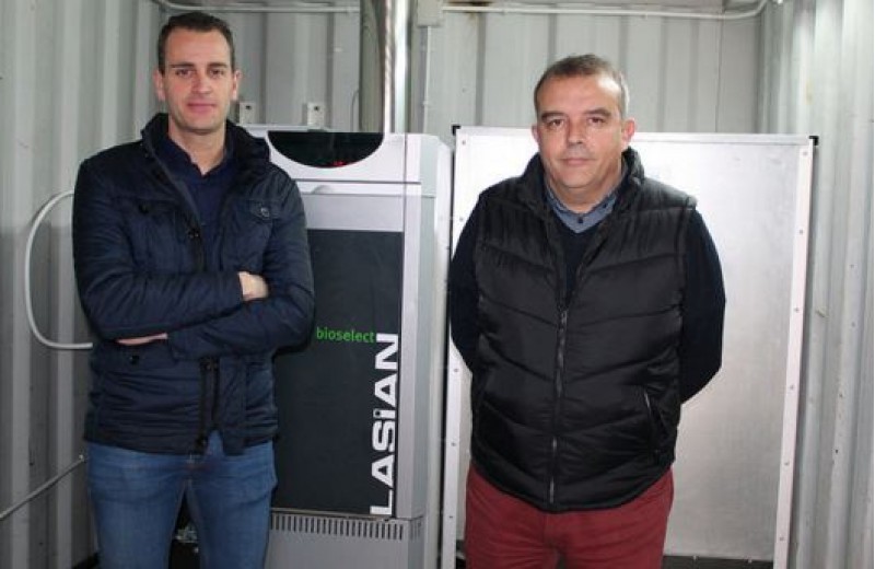 Jordi Martínez i Alberto Belda junt a la nova caldera de Biomassa / Ajuntament