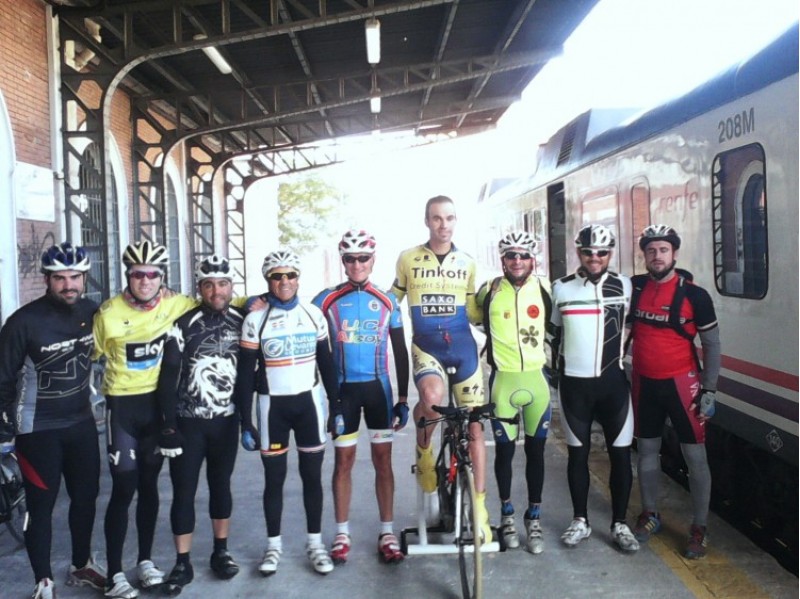 Fulgencio amb un grup de ciclistes /AM