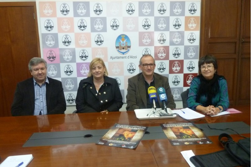 Presentació de la lectura, amb Esther Vizcarra, representant de la Coordiandora del Valencià; i la cap d'estudis d'Horta Major, Ana Gascó/AM