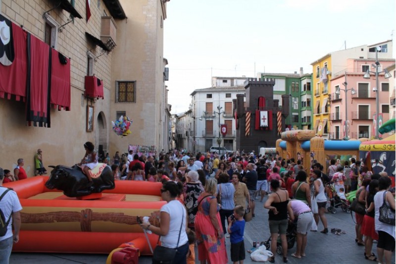 La plaça del Pla es va omplir de xiquets amb els seus pares i mares./ LV
