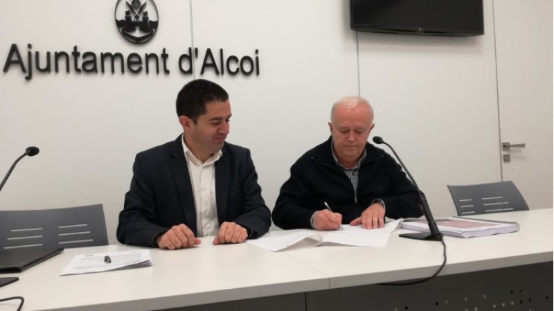 L'alcalde Toni Francés i el president de l'Associació de Sant JoOrdi Juan José Olcina, signen la sol·licitud per a declarar les festes de Moros i Cristians d'Alcoi Bé d'Interés Cultural Immaterial
