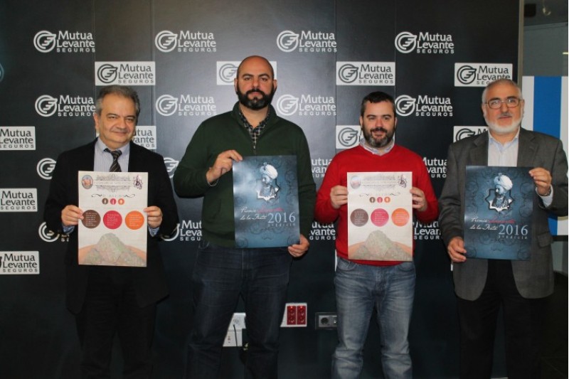 Representants de l'Associació Cultural Samarita, Mutua Levante i Licores Sinc amb Raül Llopis, regidor de Festes./ AM