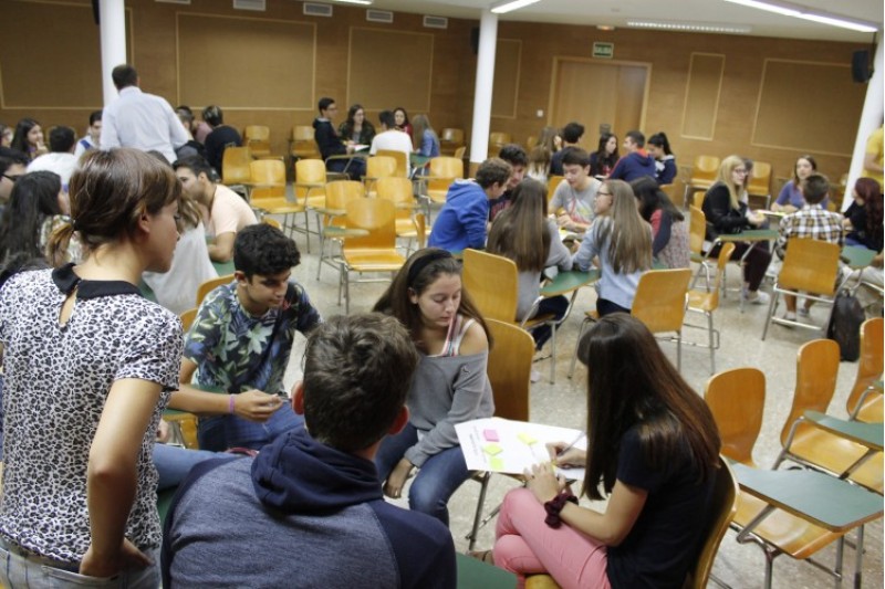 Un dels tallers en un col·legi d'Alcoi